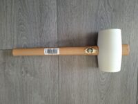 Wit rubber hamer met houten greep 90 SH. 74 x 127 mm