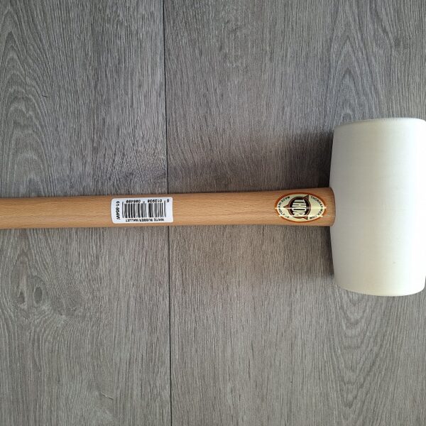 Wit rubber hamer met houten greep 90 SH. 54 x 90 mm
