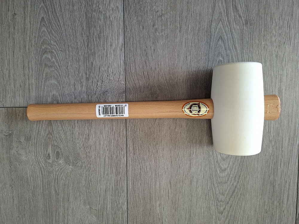 Wit rubber hamer met houten greep 90 SH. 54 x 90 mm